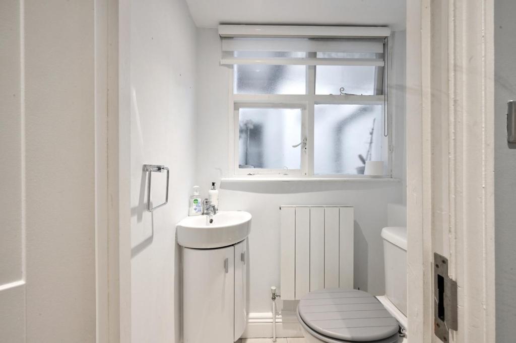 Cozy Hideaway In South Ken! Appartement Londen Buitenkant foto